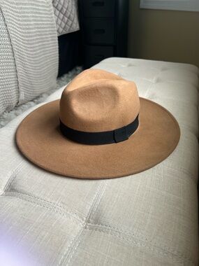 Women’s Wide-Brim Felt Fedora Hat in Tan with Black Band